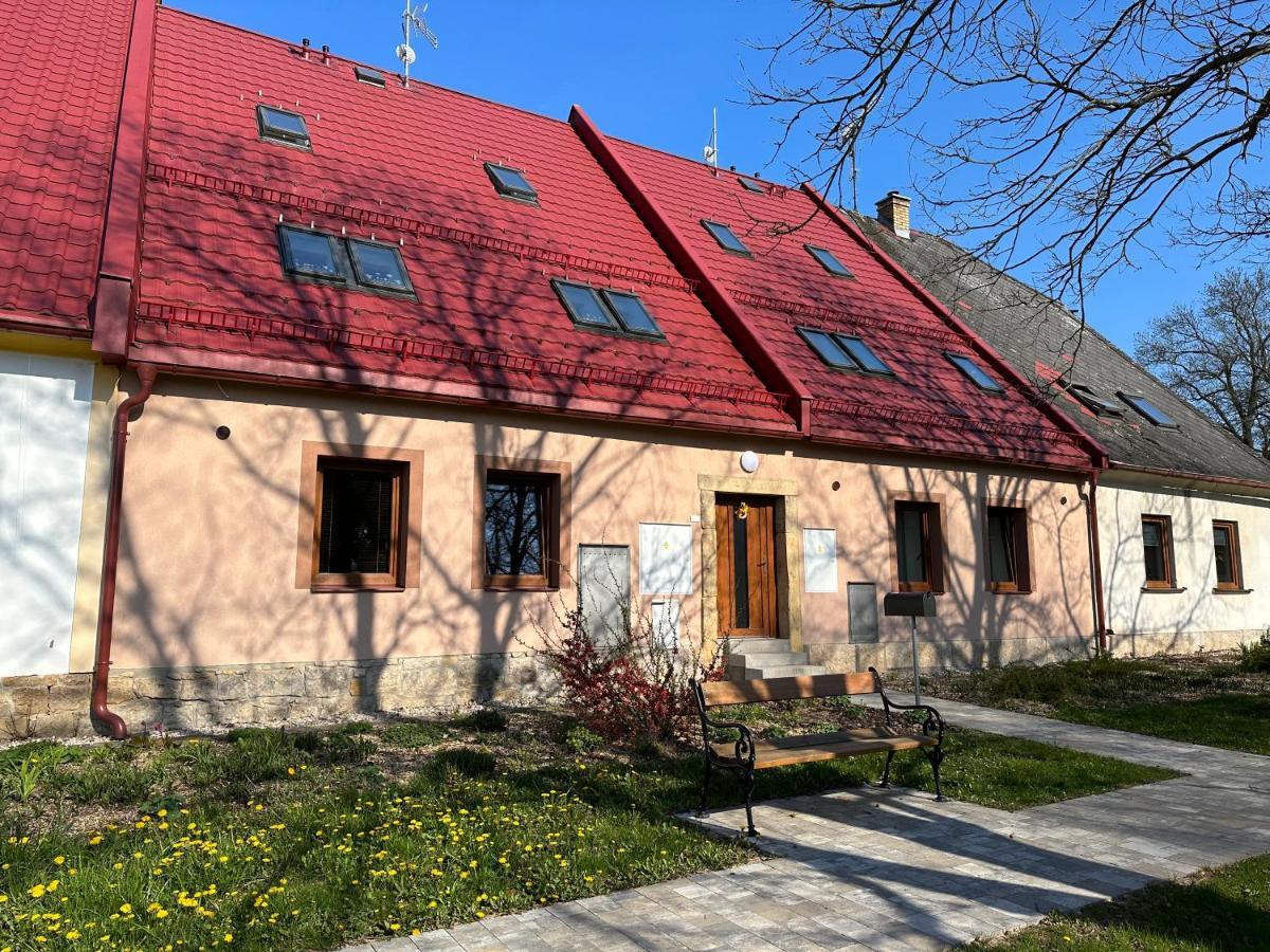 Apartmany Monastery Suites Zirec Dvur Králové nad Labem Exterior foto