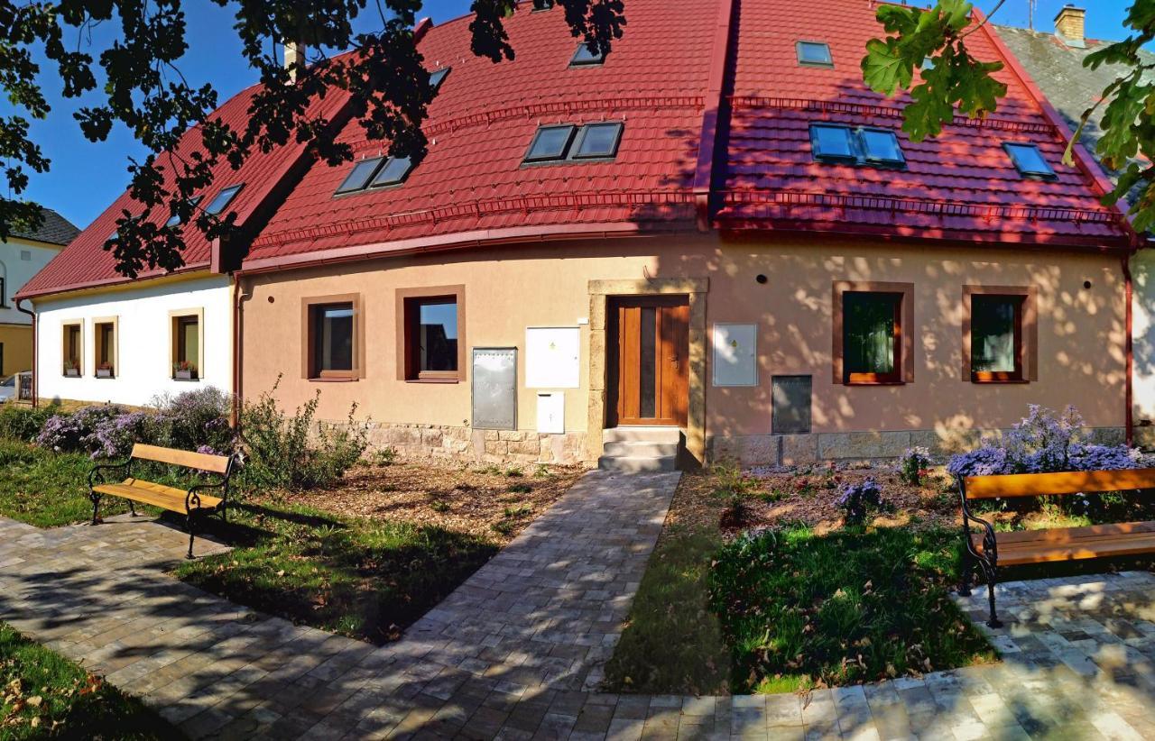 Apartmany Monastery Suites Zirec Dvur Králové nad Labem Exterior foto
